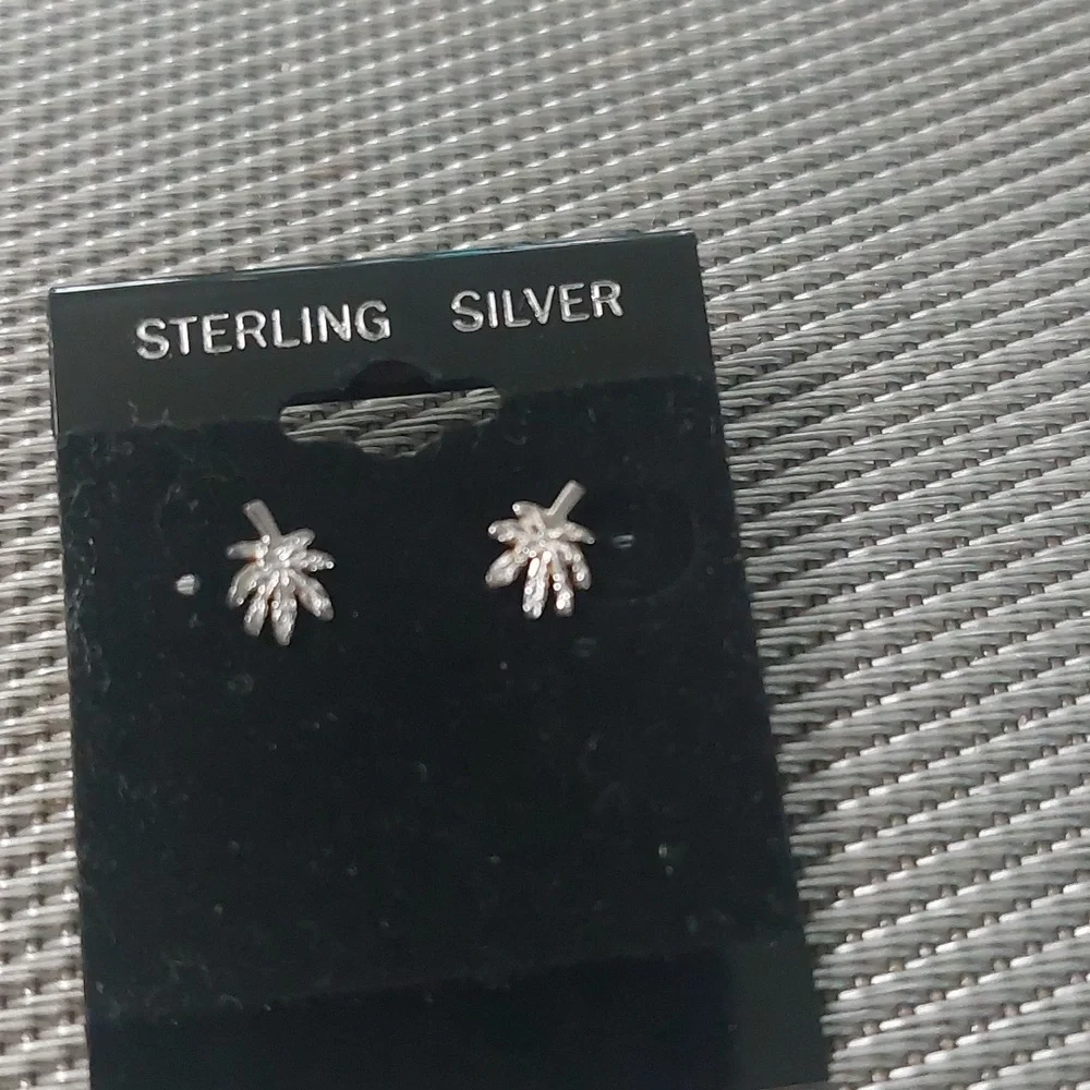 411 post earrings sterling Silver uni-sex